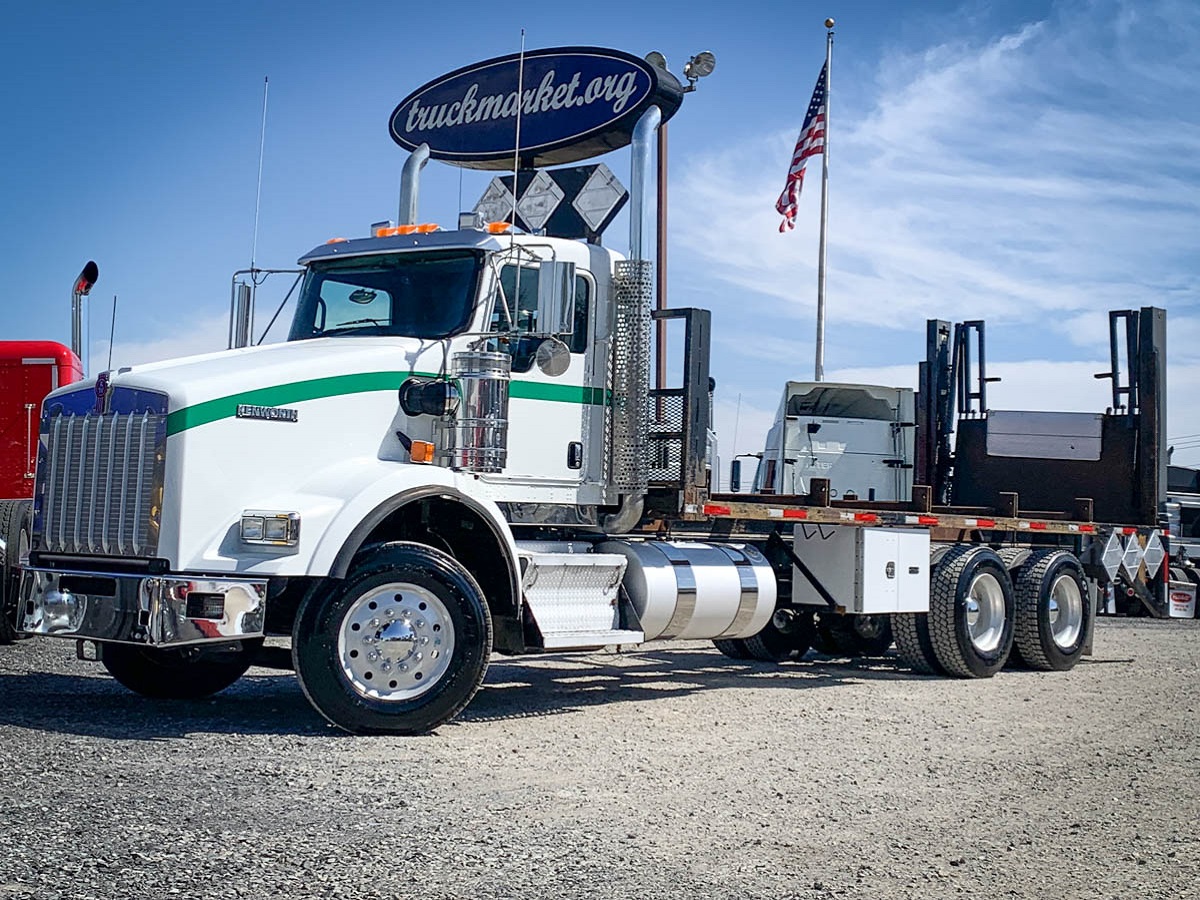 2013 KENWORTH T800 FLATBED TRUCK