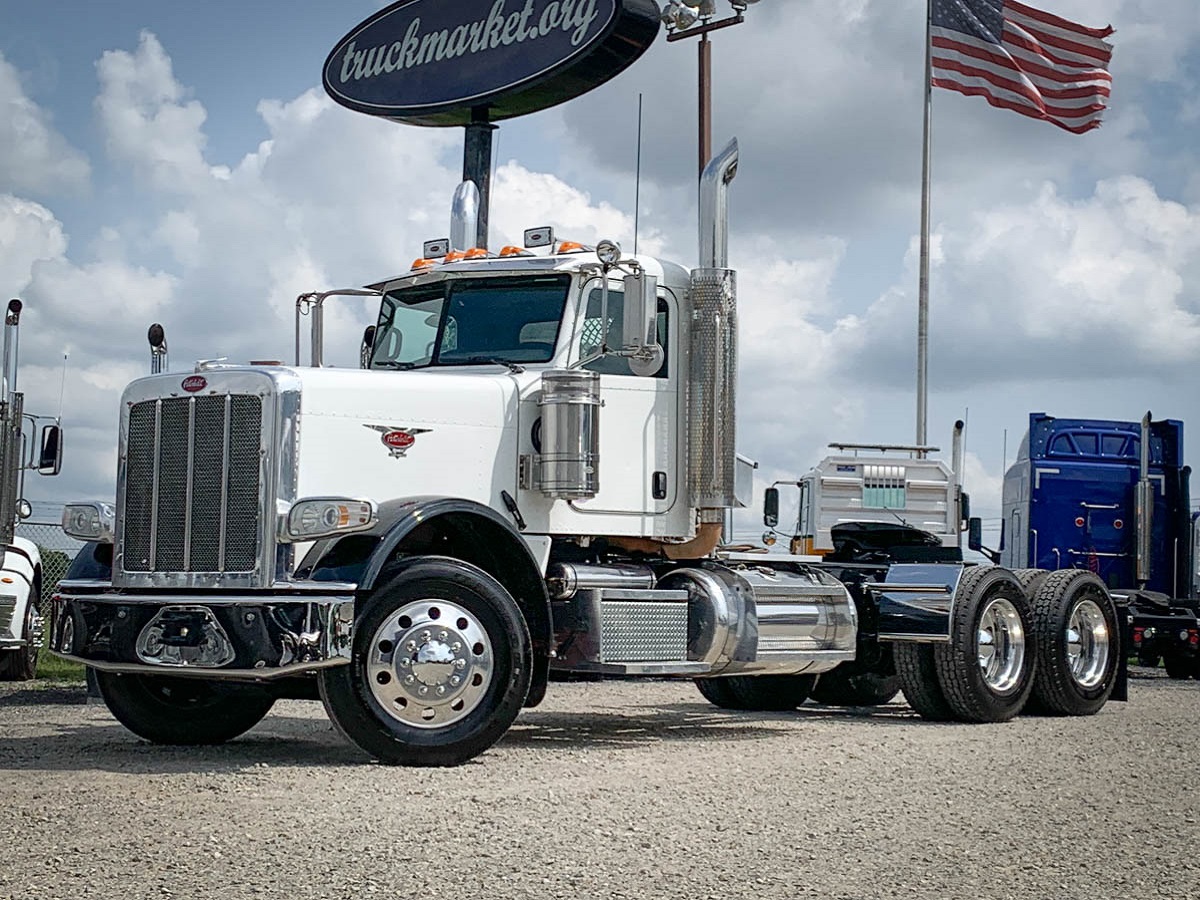 2013 PETERBILT 388 DAYCAB