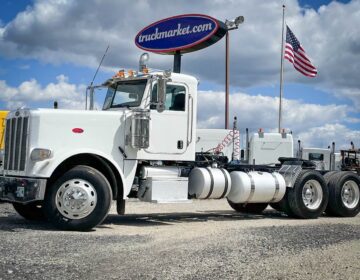2011 PETERBILT 388 DAYCAB 125458