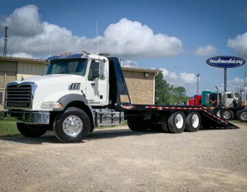 2012 MACK GU533 HYDRATAIL ROLLBACK TRUCK 010086