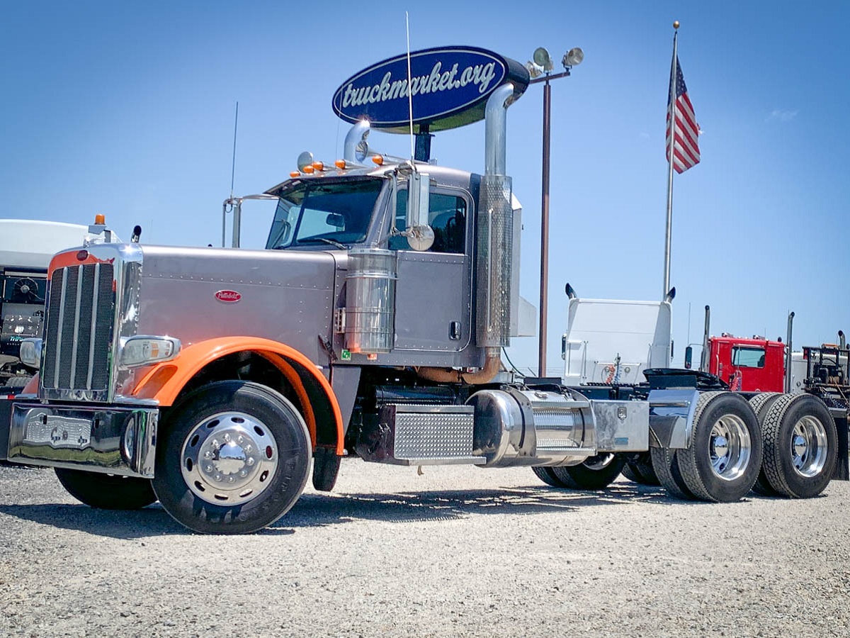 2013 PETERBILT 388 DAYCAB