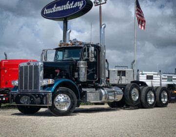2019 PETERBILT 389 TRI AXLE DAYCAB 233984