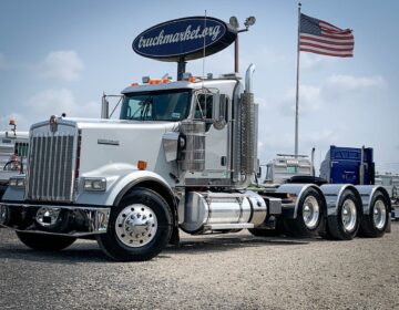 2018 KENWORTH W900L TRI AXLE DAYCAB 197129