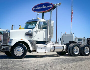 2016 FREIGHTLINER CORONADO DAYCAB HT8438