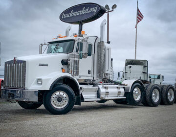 2011 KENWORTH T800W TRI AXLE DAYCAB 276635