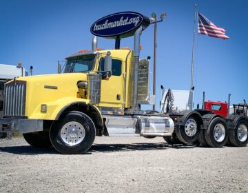 2009 KENWORTH T800W TRI AXLE DAYCAB 242489