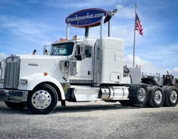 2014 KENWORTH W900L TRI AXLE SLEEPER 393330