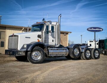 2016 KENWORTH T800W TRI AXLE DAYCAB 478914
