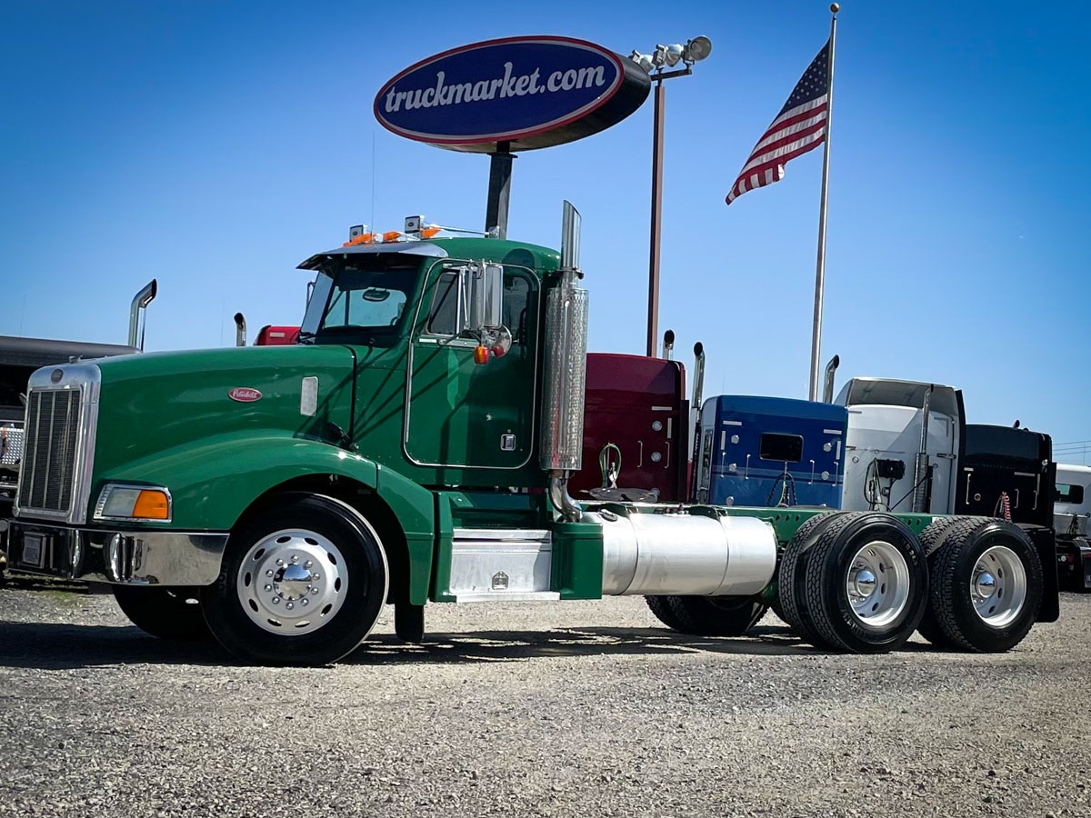 2000 PETERBILT 377 DAYCAB