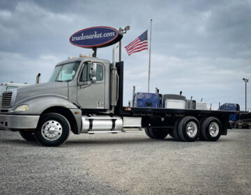 2006 FREIGHTLINER COLUMBIA FLATBED TRUCK W41551
