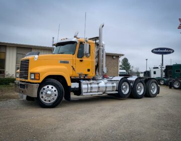 2013 MACK CHU613 TRI AXLE DAYCAB 013193