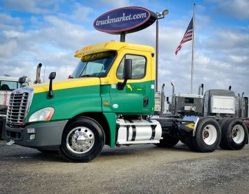 2011 FREIGHTLINER CASCADIA DAYCAB AY8165