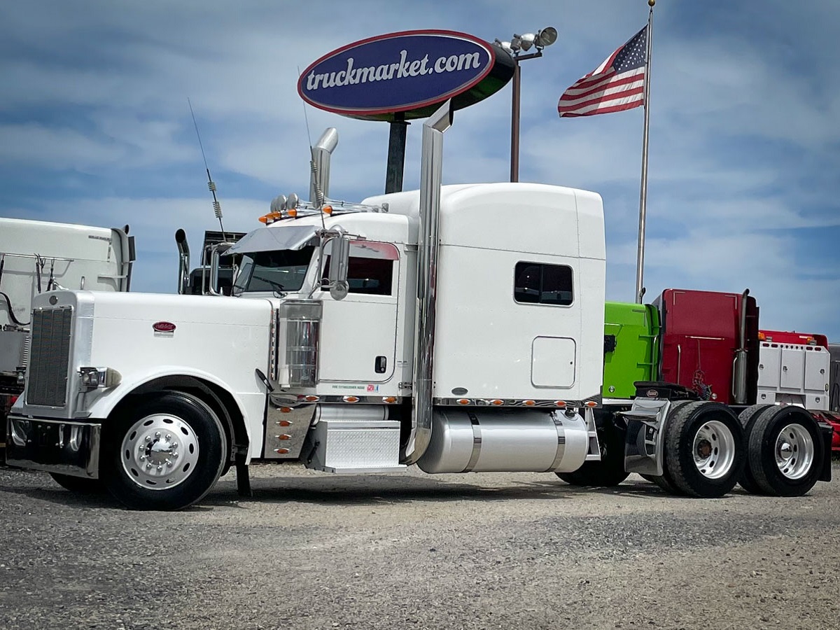 2005 PETERBILT 379EXHD SLEEPER