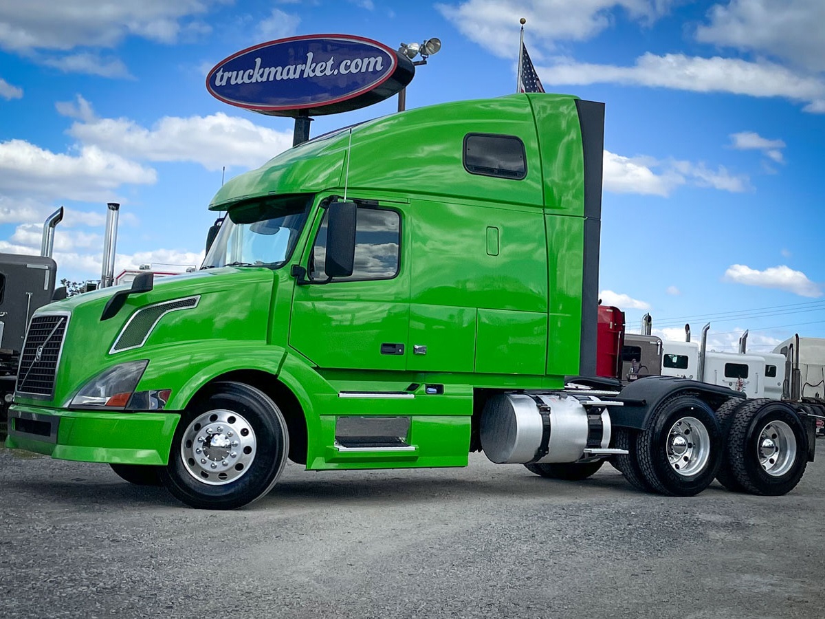 2013 VOLVO VNL670 SLEEPER