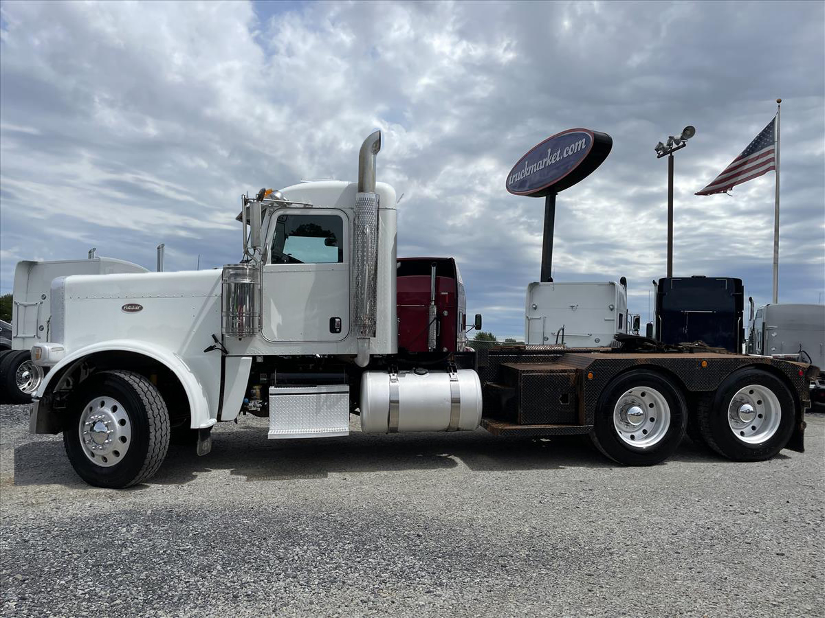 2014 PETERBILT 388 DAYCAB