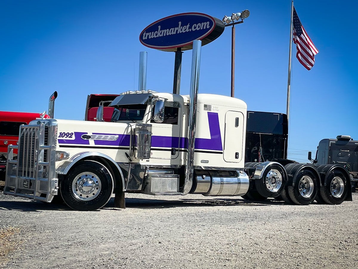 2015 PETERBILT 389 PRIDE & CLASS TRI AXLE SLEEPER