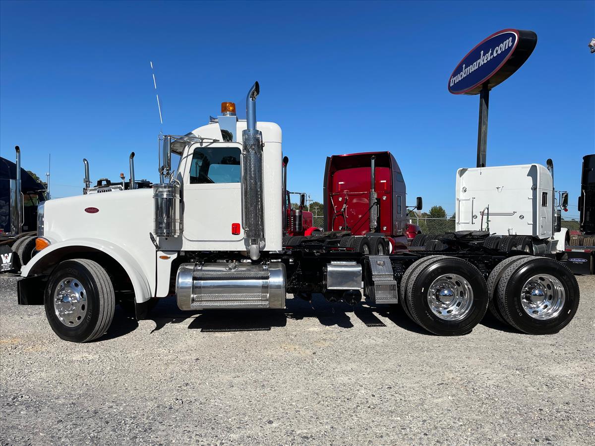 2013 PETERBILT 367 DAYCAB