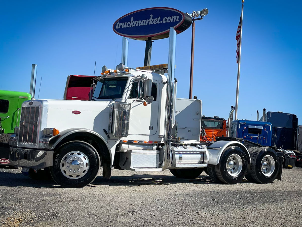 2005 PETERBILT 379 DAYCAB