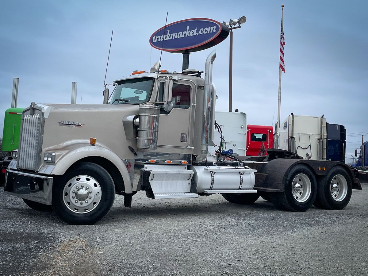 2002 KENWORTH W900L DAYCAB