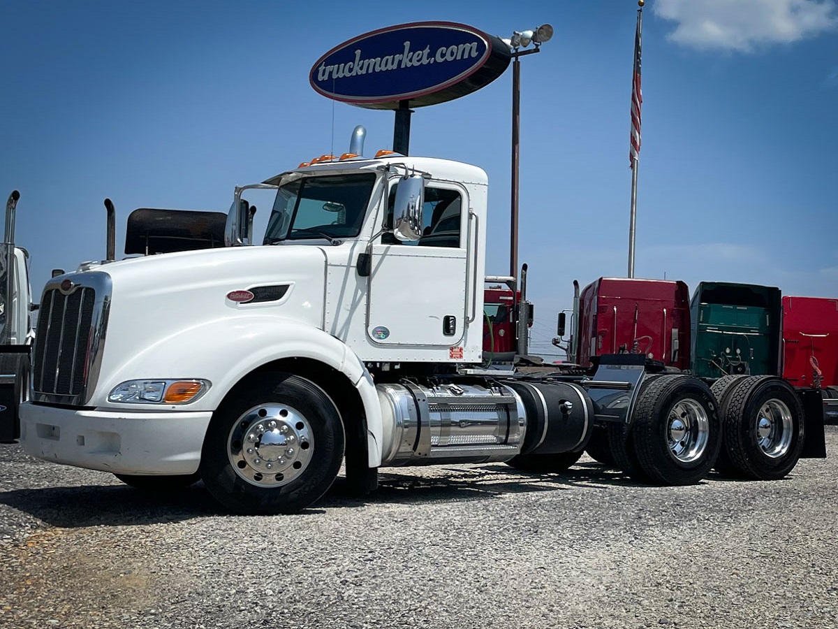 2012 PETERBILT 386 DAYCAB