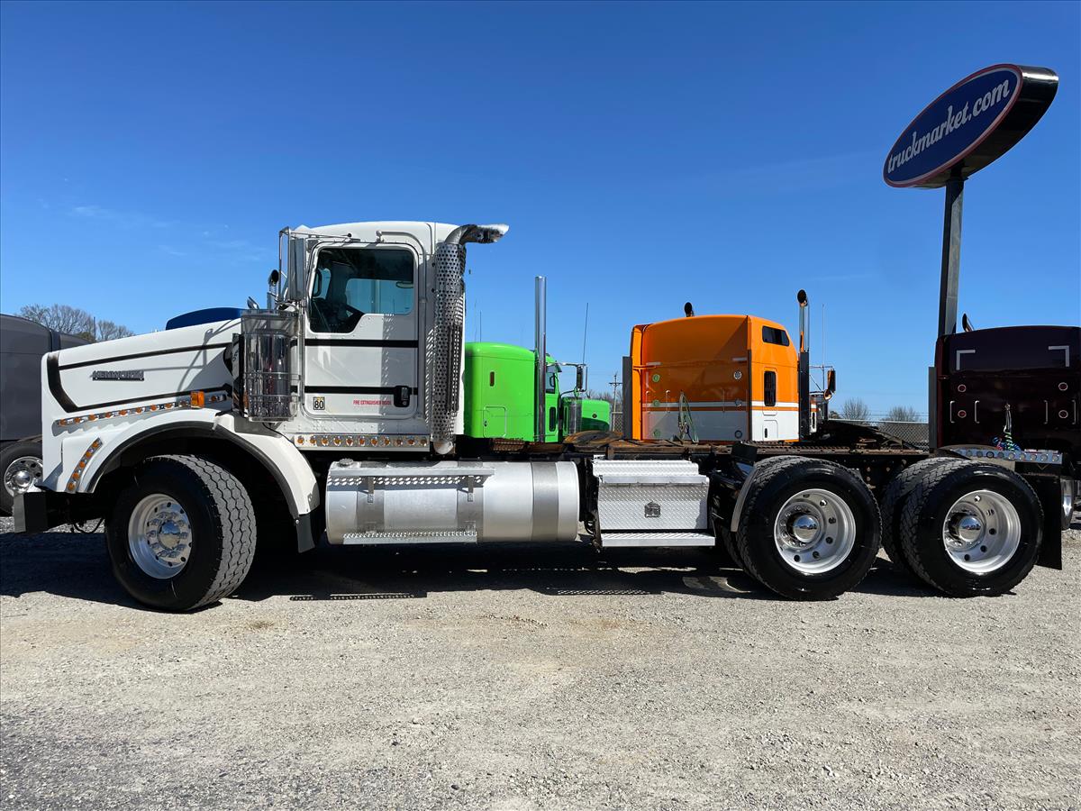 2011 KENWORTH T800W DAYCAB