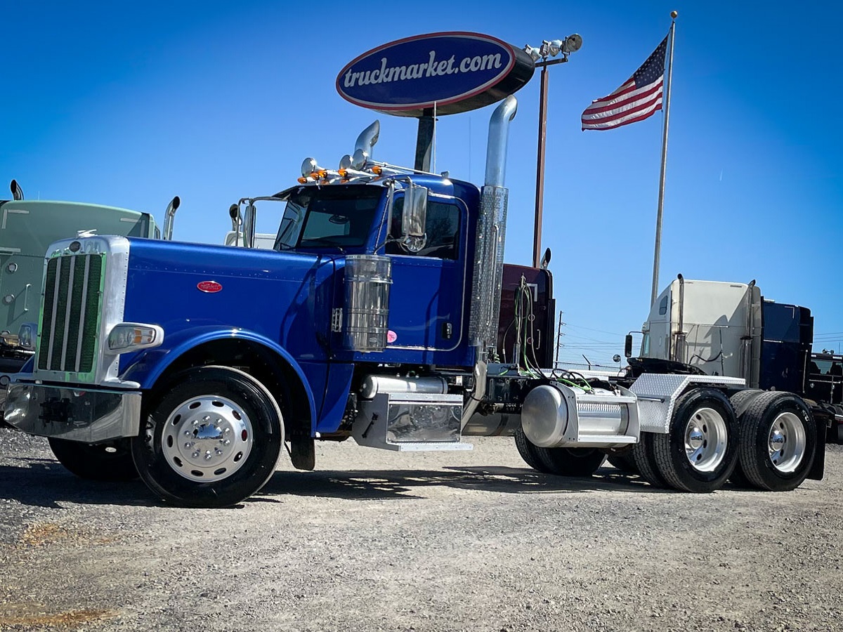 2019 PETERBILT 389 DAYCAB