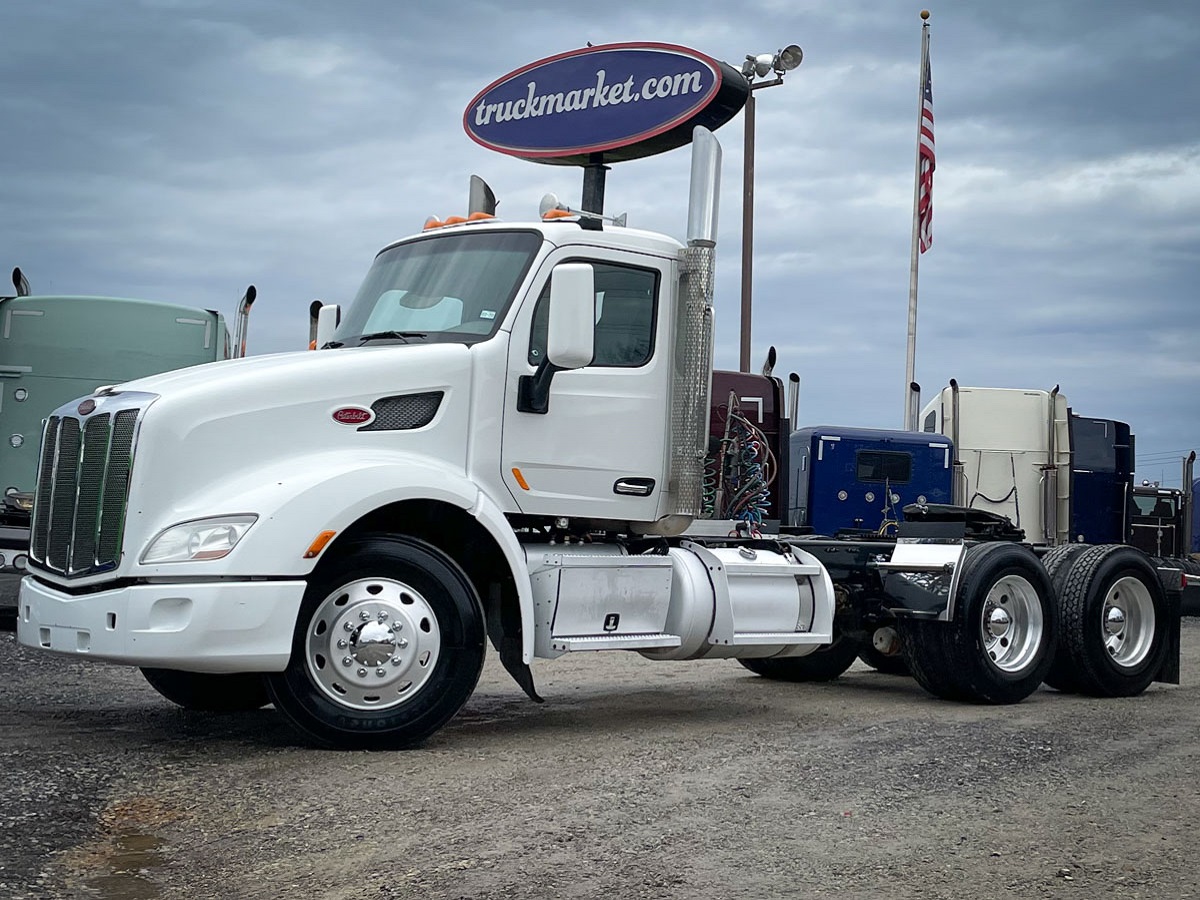 2013 PETERBILT 579 DAYCAB