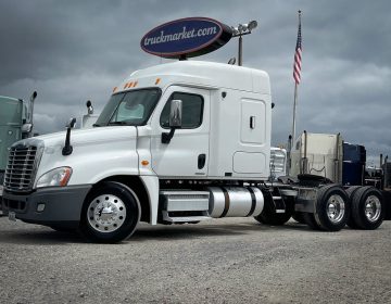 2010 Freightliner Cascadia Sleeper Am8888