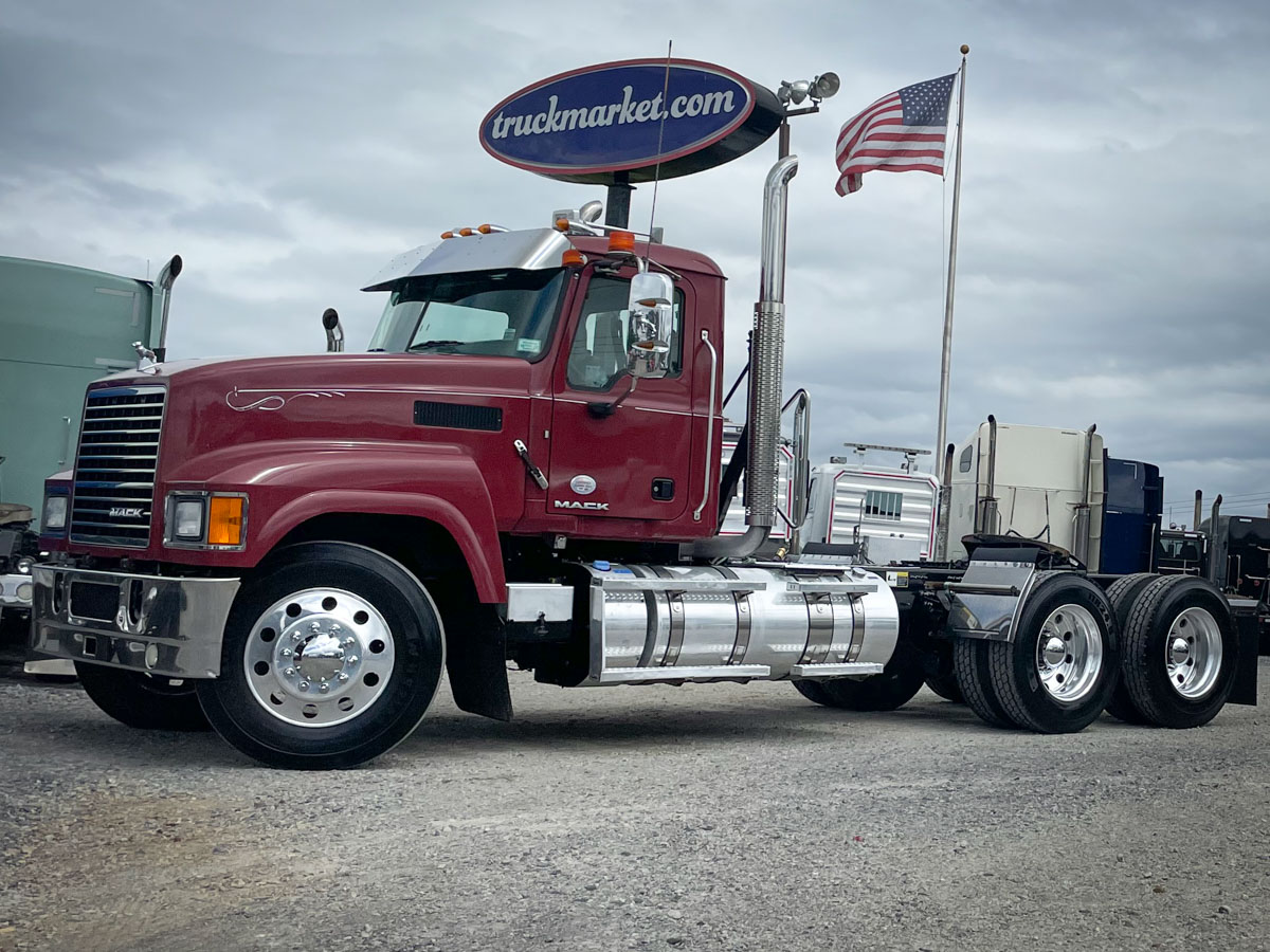 2017 MACK CH613 DAYCAB