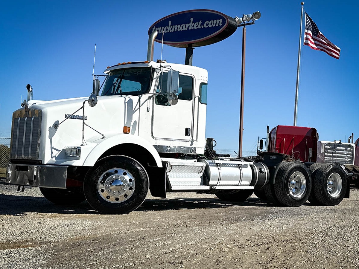 2015 KENWORTH T800 DAYCAB
