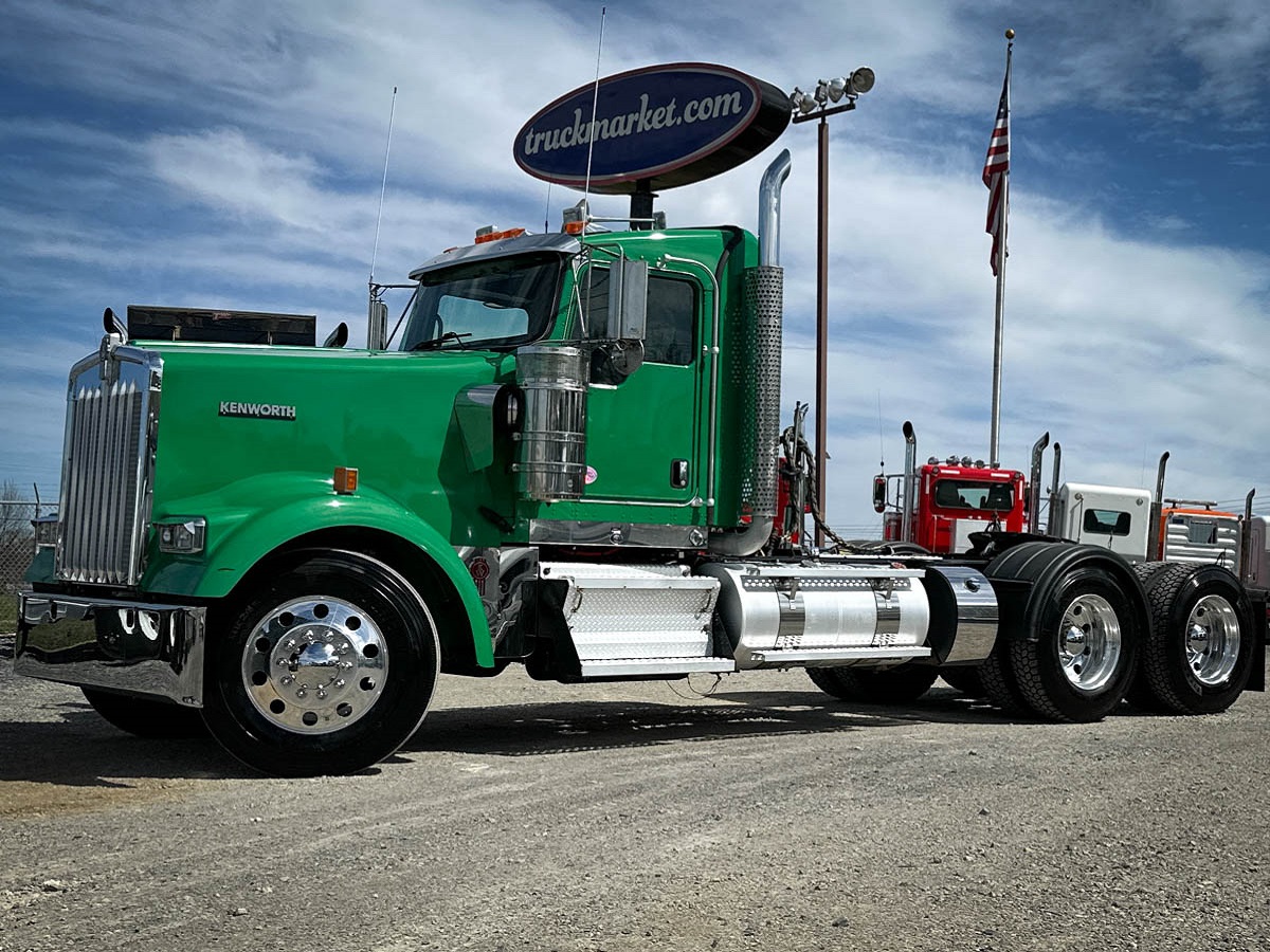 2022 KENWORTH W900L DAYCAB