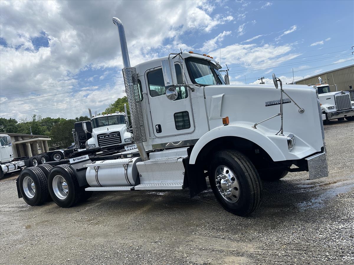 2013 KENWORTH T800 DAYCAB