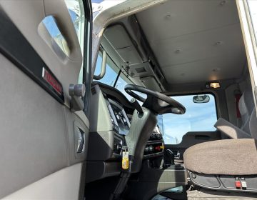 2019 Kenworth T800 Daycab 305402