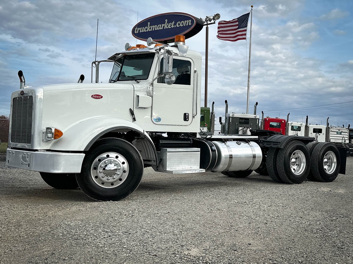2017 PETERBILT 367 DAYCAB