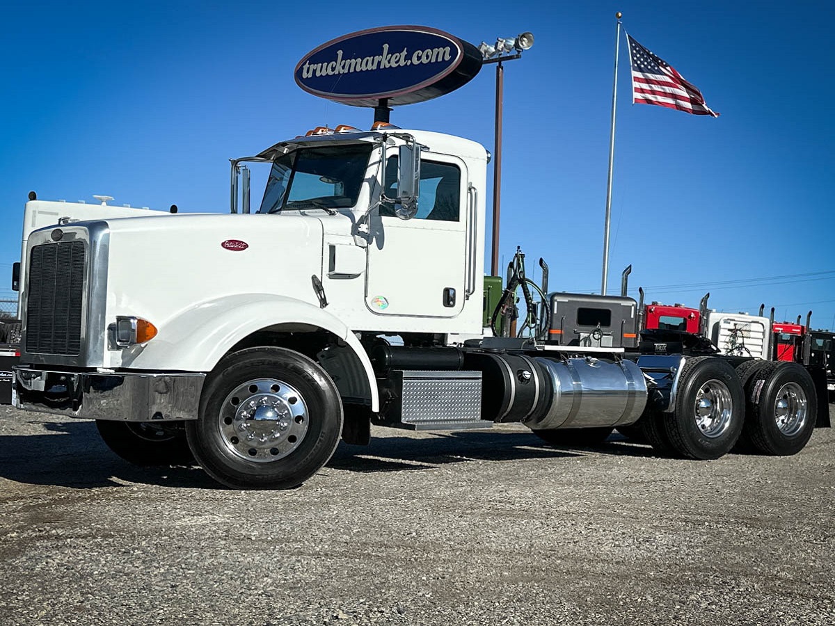 2013 PETERBILT 367 DAYCAB