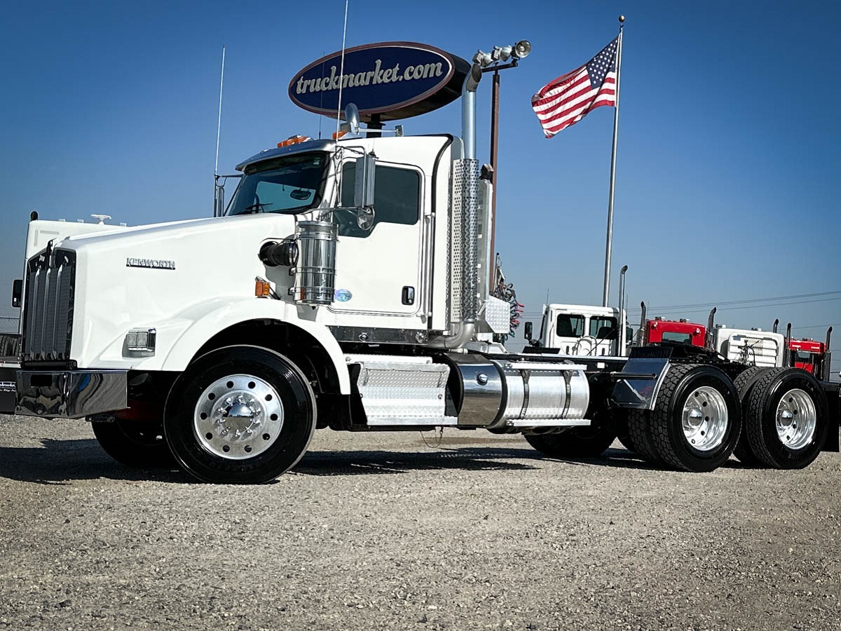 2015 KENWORTH T800 DAYCAB