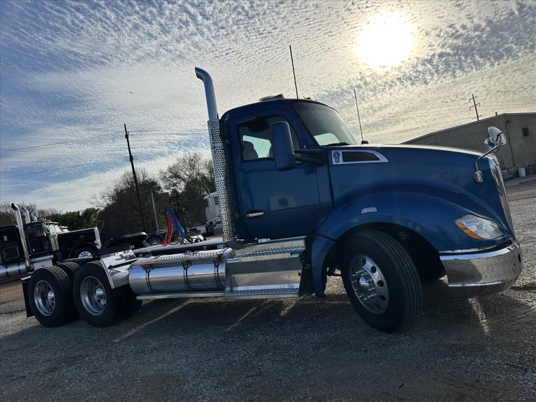 2014 KENWORTH T680 DAYCAB photo 3