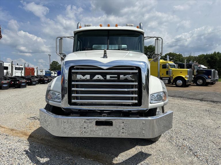 2012 MACK GU813 TRI AXLE DAYCAB photo 2