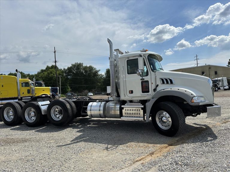 2012 MACK GU813 TRI AXLE DAYCAB photo 3