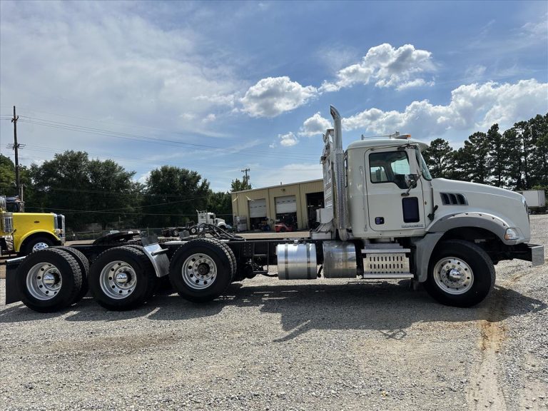 2012 MACK GU813 TRI AXLE DAYCAB photo 4