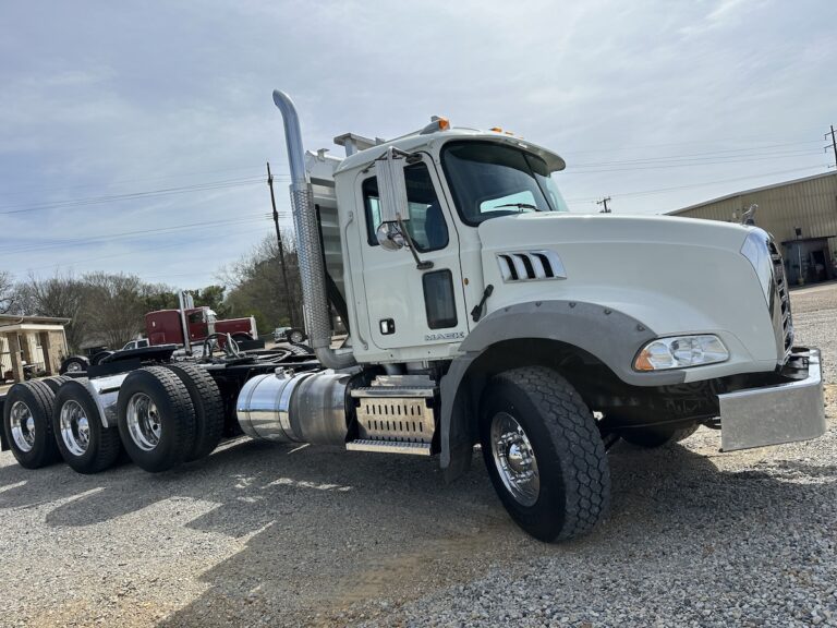 2012 MACK GU813 TRI AXLE DAYCAB photo 3