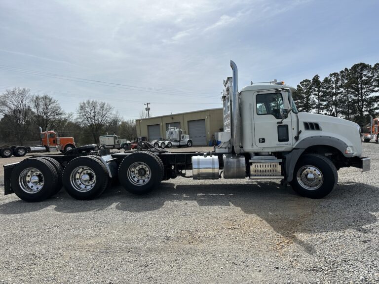 2012 MACK GU813 TRI AXLE DAYCAB photo 4