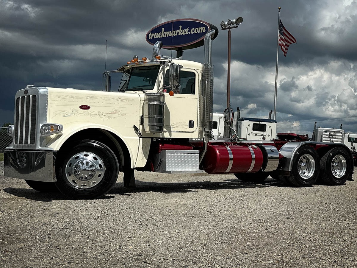 2022 PETERBILT 389 DAYCAB