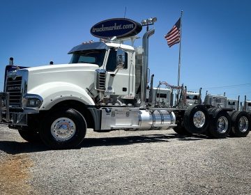 2015 Mack Titan Tri Axle Daycab 001640