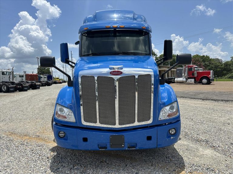 2022 PETERBILT 579 SLEEPER photo 2