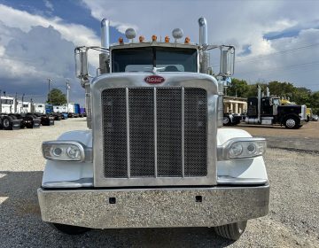 2011 Peterbit 388 Daycab 127944