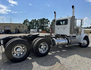 2011 Peterbit 388 Daycab 127944