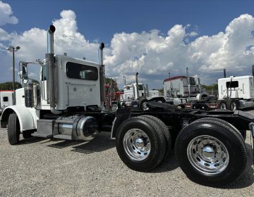 2011 Peterbit 388 Daycab 127944