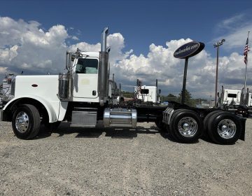 2011 Peterbit 388 Daycab 127944