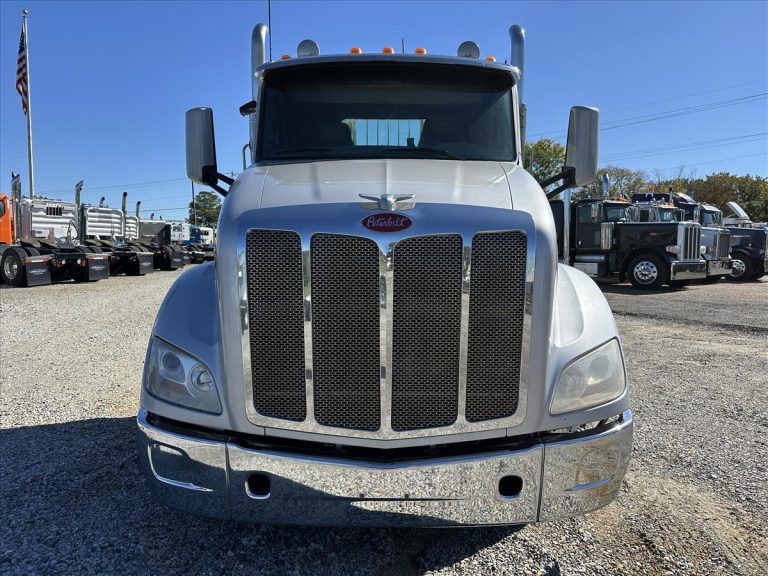 2015 PETERBILT 579 DAYCAB photo 2